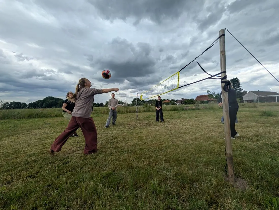 Volleyballspiel auf der Wiese hinter dem Hof